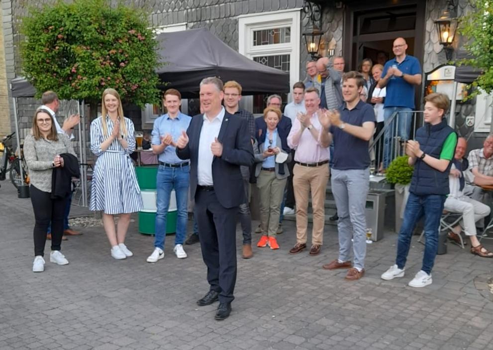 Jörg Blöming feierte nach seinem Wahlsieg in Erwitte. Foto: Michael Schmieder